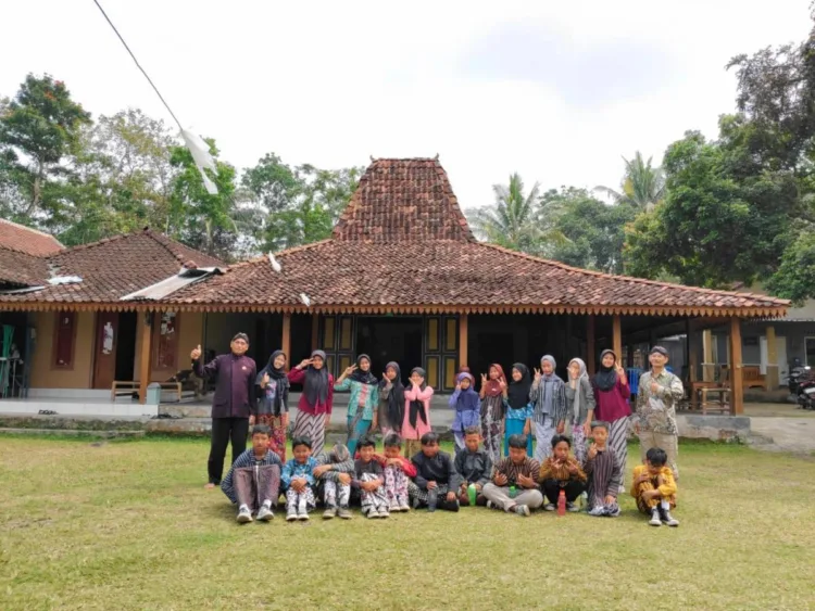 Pelestarian budaya tidak cukup hanya dengan menjaga benda atau bangunan lama. Anak-anak harus menjadi bagian dari prosesnya. Ketika mereka mengenal dan memainkan dolanan tradisional, sesungguhnya mereka sedang belajar memahami akar budayanya sendiri