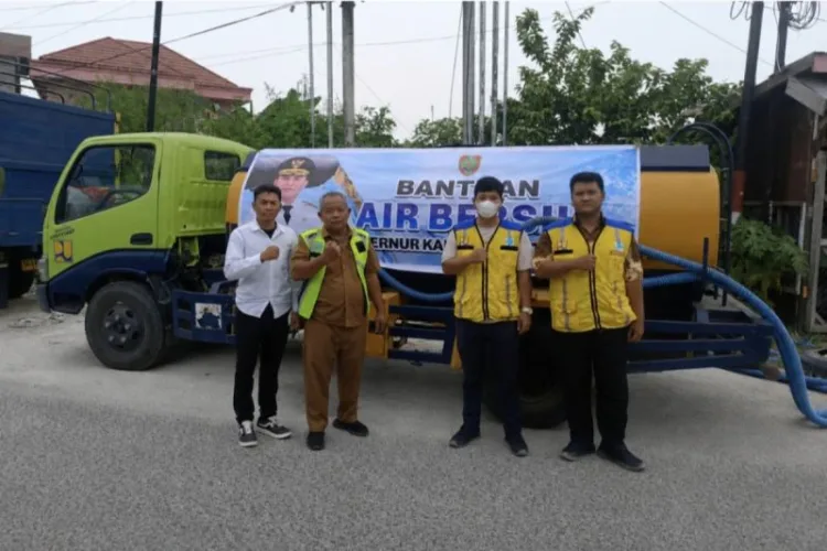 Dampak Kemarau, Pemprov Kalteng Salurkan 74.450 Liter Air Bersih ke 6 Wilayah 1 Pemprov Kalteng salurkan 74.450 liter air bersih ke Kota Palangka Raya dan 5 kabupaten terdampak kekeringan akibat kemarau.