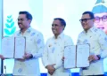 (Dari kiri ke kanan) Menteri UMKM Maman Abdurrahman, Gubernur Sulawesi Tengah Anwar Hafid, dan Kepala Barantin Abdul Kadir Karding, dalam Deklarasi Perkarantinaan Gerakan 1.000 Pelaku Usaha Ekspor dan Pengusaha UMKM Menuju Pasar Global, Senin (28/9/2026). Dalam kegiatan ini Anwar Hafid turut menyinggung pintu ekspor Sulteng. (Lingkar.news Network)