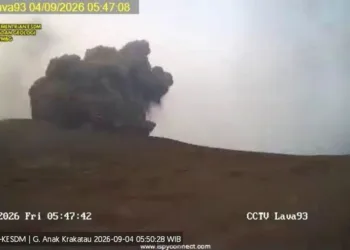 Gunung Anak Krakatau erupsi menerus sejak Jumat malam, PVMBG mengimbau masyarakat dan wisatawan tidak mendekat dalam radius 3 km.