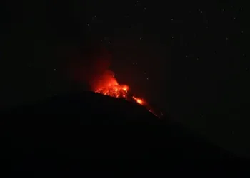Gunung Ile Lewotolok berstatus Level II Waspada, Pemkab Lembata membatasi aktivitas wisata dan melarang pendakian.