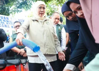 Pemprov Jatim menyalurkan bantuan air bersih ke 20 kabupaten terdampak kekeringan dan menyiapkan operasi modifikasi cuaca.