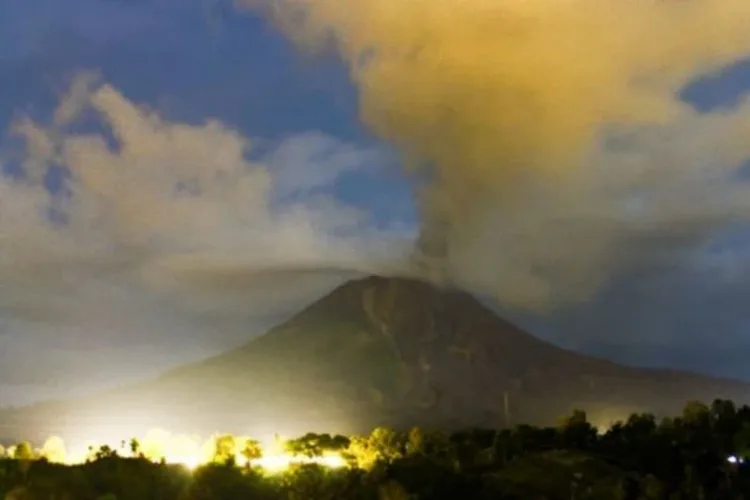Gunung Sinabung Naik Status Siaga, Warga 2 Desa di Karo Dievakuasi 1 Pemkab Karo mengevakuasi warga dua desa ke lokasi pengungsian setelah Gunung Sinabung naik status menjadi Siaga (Level III).