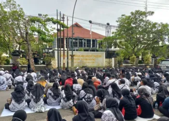 Guru PPPK Paruh Waktu Jadi Penuh Waktu Mulai Januari 2027, Tak Perlu Tes 2 Kemendikdasmen menegaskan guru PPPK paruh waktu beralih status menjadi penuh waktu mulai Januari 2027 tanpa tes atau seleksi ulang.