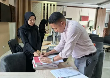 Penasihat hukum Palito Sihombing, Osward Lawalata, dalam sebuah agenda. (Rizky)