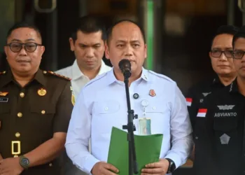 Kejagung melimpahkan enam tersangka korupsi tata kelola program MBG ke Kejari Jakarta Pusat setelah berkas perkara dinyatakan lengkap.