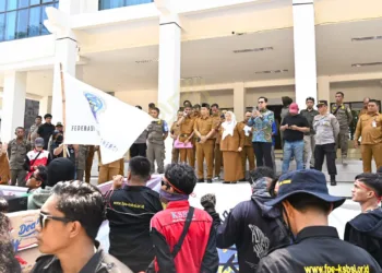 Wagub Sulteng Reny A Lamadjido menerima aspirasi FPE KSBSI di halaman Kantor Gubernur Sulawesi Tengah, Senin (21/9/2026), guna menyelesaikan konflik ketenagakerjaan antara FPE KSBSI dan PT NNI . (Lingkar.news Network)