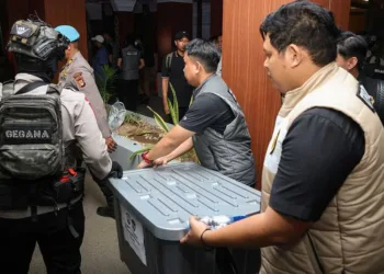 Kortastipidkor Polri memeriksa Bupati Gowa Sitti Husniah Talenrang dan menyita empat boks dokumen dari kantor serta rumah jabatan terkait dugaan pungli PBG.