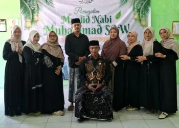 SDN Sarangmeduro menggelar Peringatan Maulid Nabi Muhammad SAW dengan penampilan tari siswa, pembacaan Al-Qur’an, berjanjen, sambutan, dan tausiyah Gus Syauqi.