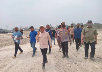 Mendes Yandri Susanto menyegel galian C ilegal di Kragilan, Serang, setelah sidak dan memastikan aktivitas tambang tersebut tidak berizin.