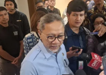 Menko Pangan Zulhas menegaskan petugas MBG yang lalai terancam sanksi pemecatan, tidak ada toleransi untuk keamanan pangan.