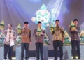 Momen kebersamaan (dari kiri ke kanan) Wali Kota Semarang Agustina Wilujeng Pramestuti, Gubernur Jawa Tengah Ahmad Luthfi, Menag RI Nasaruddin Umar, Wagub Jateng Taj Yasin Maimoen, dan Sekda Jawa Tengah Sumarno saat memperkenalkan maskot resmi MTQ Nasional. (Rizky Syahrul/Lingkar.news)