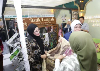 Ketua Dekranasda Jateng Nawal Yasin berkunjung ke stan salah satu UMKM Jawa Tengah, dalam panggung UMKM Nusantara sebagai rangkaian gelaran MTQ Nasional 2026. (Lingkar.news Network)