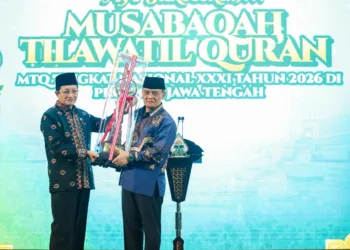Menteri Agama RI Nasaruddin Umar memberikan piala pada Gubernur Jawa Tengah Ahmad Luthfi di sela Pembukaan MTQ Nasional 2026. (Lingkar.news Network)