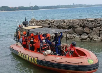 Tim SAR Gabungan memperluas area pencarian rombongan jurnalis yang hilang di Selat Sunda ke sisi utara Gunung Anak Krakatau, warga ikut menyisir.