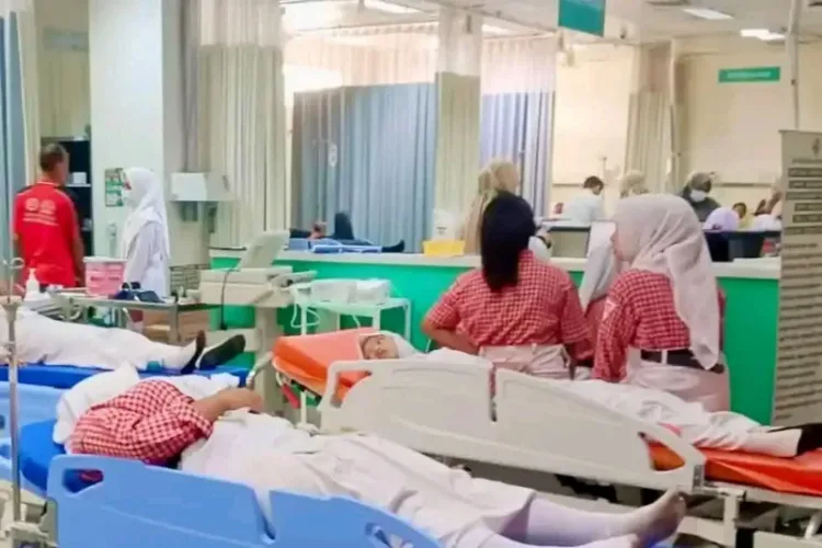 SPPG Gembong Pati Ditutup Sementara Usai 265 Siswa Diduga Keracunan MBG 1 SPPG Gembong Pati ditutup sementara setelah 265 siswa diduga mengalami keracunan usai menyantap menu MBG.