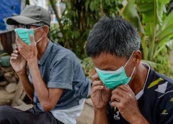 Kemenkes menyebut sekitar 3,3 juta lansia berisiko terdampak abu vulkanik Gunung Anak Krakatau, yang dapat memicu gangguan pernapasan dan jantung.