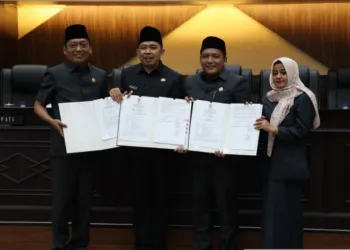 Pemkab Jember dan DPRD menyepakati KUA PPAS 2027, pendapatan daerah diproyeksi Rp4,5 triliun dan belanja Rp5,5 triliun.