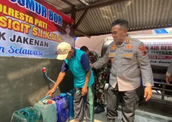 Polresta Pati membangun sumur bor gratis di Jakenan untuk membantu warga menghadapi kekeringan.