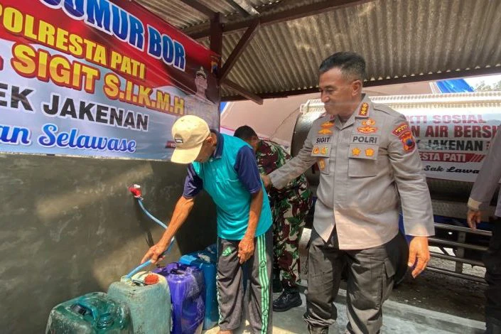 Polresta Pati membangun sumur bor gratis di Jakenan untuk membantu warga menghadapi kekeringan.