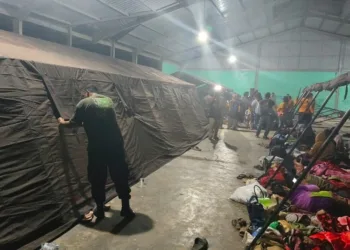 Sebanyak 615 warga Desa Kuta Tengah, Kabupaten Karo, dievakuasi ke posko pengungsian untuk menghindari paparan erupsi Gunung Sinabung.