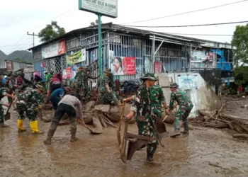 Ratusan personel TNI-Polri dikerahkan menangani banjir bandang di Solok, Sumatra Barat, termasuk untuk evakuasi dan pembersihan material.