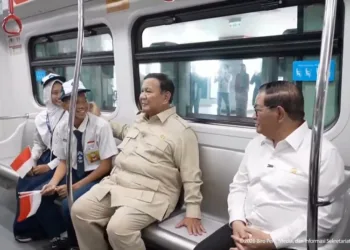 Presiden Prabowo meresmikan LRT Kelapa Gading-Manggarai dan menjajal rute baru bersama Gubernur DKI Pramono Anung serta pelajar SMP.