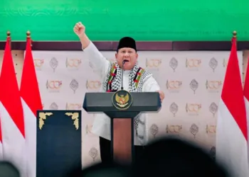 Presiden Prabowo meneriakkan “Free Palestine” lima kali dalam resepsi 100 tahun Gontor dan mengenakan keffiyeh pemberian Dubes Palestina Abdulfattah Al-Sattari.