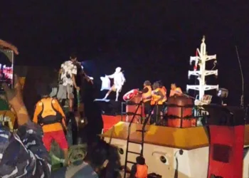 Kapal LCT Cahaya Permata Hati tenggelam di Perairan Puriri, Mimika, tim SAR menemukan dan mengevakuasi delapan orang dalam kondisi selamat.