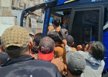 Jelang sidang tuntutan di Pengadilan Tipikor Semarang, simpatisan Sudewo dan Aliansi Pati Ora Sepele terlibat ketegangan hingga polisi turun tangan.
