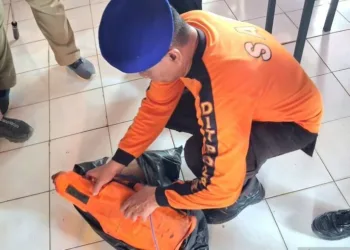 Tim SAR memeriksa pelampung yang ditemukan dekat Anak Krakatau, belum dipastikan milik salah satu dari lima jurnalis hilang kontak.