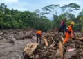 Banjir Bandang Solok: 1 dari 2 Warga yang Hilang Ditemukan Meninggal 4 Tim SAR menemukan satu dari dua warga yang hilang akibat banjir bandang Solok dalam kondisi meninggal dunia.
