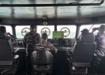 Presiden Prabowo menginstruksikan KSAL mencari 8 orang hilang di Selat Sunda, sebanyak 11 kapal dikerahkan dalam operasi pencarian.