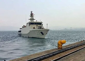 TNI AL mengerahkan tiga kapal perang untuk memperkuat pencarian lima jurnalis dan tiga awak yang hilang di Selat Sunda.