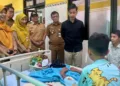 Gubernur Jateng Ahmad Luthfi mendampingi Wapres Gibran menjenguk korban dugaan keracunan MBG di Batang, total kasus 674 orang.