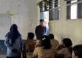 Gibran Tinjau Sekolah Terdampak Banjir di Tapteng, Temukan 1 Buku Dipakai 2 Siswa 3 Wapres Gibran meninjau SMAN 1 Barus di Tapanuli Tengah yang terdampak banjir, temukan satu buku paket digunakan oleh dua siswa.
