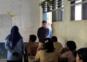 Wapres Gibran meninjau SMAN 1 Barus di Tapanuli Tengah yang terdampak banjir, temukan satu buku paket digunakan oleh dua siswa.