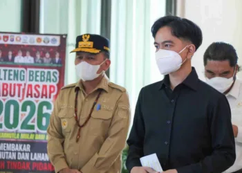 Wapres Gibran meninjau penanganan karhutla di Kalteng, Pemprov meminta tambahan helikopter karena akses darat dan sumber air terbatas.