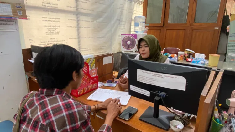 Salah satu calon pencari kerja mengurus dokumen pembuatan kartu AK-1 atau kartu kuning di Kantor Disnakerperinkop dan UKM Kabupaten Kudus.