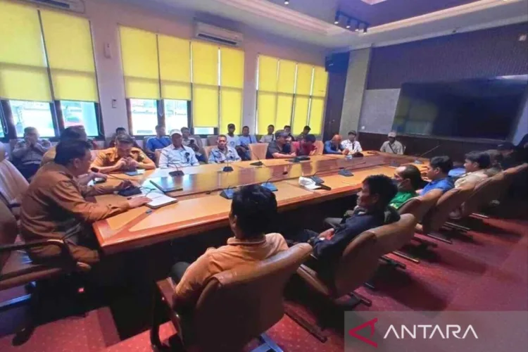 Bupati Sumbawa, Nusa Tenggara Barat (NTB) Syarafuddin Jarot memimpin rapat koordinasi bersama PT Intam dan sejumlah perangkat daerah di ruang rapatnya, Selasa (27/10/2026), (FOTO-ANTARA/LINGKAR NETWORK)