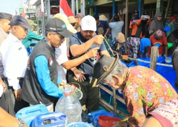 Air Bersih Menipis, 315 KK di Ganggang Gresik Dapat Pasokan 36 Ribu Liter 13 Ganggang