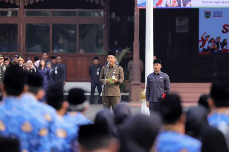 Peringati Hari Sumpah Pemuda, Bupati Kudus Soroti Peluang Bonus Demografi 1 Bupati Kudus Sam'ani Intakoris memimpin Upacara Peringatan Hari Sumpah Pemuda ke-98 di Halaman Pendopo Kabupaten Kudus, Rabu (28/10/2026).