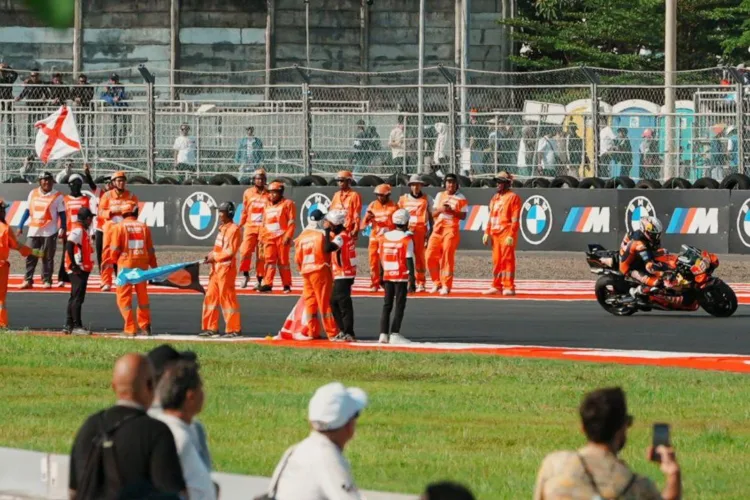 Marshal ajang MotoGP Indonesia 2026 yang digelar di Sirkuit Pertamina Mandalika,
Nusa Tenggara Barat, Jumat (9/10/2026). ANTARA/LINGKAR NETWORK.