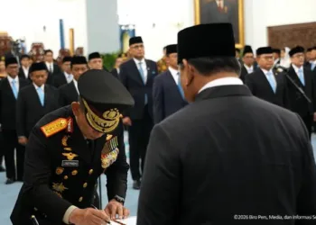 Jenderal Polisi Listyo Sigit Prabowo menandatangani berita acara pengukuhannya menjadi KSP, disaksikan Presiden Prabowo Subianto, di Istana Negara, Jakarta, Kamis (1/10/2026).