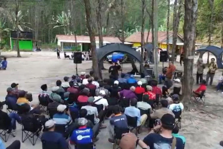Masyarakat memadati kawasan Clungup Mangrove Conservation (CMC) Tiga Warna di
Kabupaten Malang, Jawa Timur, Sabtu (17/10/2026). ANTARA/LINGKAR NETWORK.