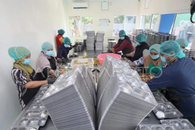 Ilustrasi - Petugas menyiapkan makanan Program Makan Bergizi Gratis (MBG) di
dapur Satuan Pelayanan Pemenuhan Gizi (SPPG). ANTARA FOTO/LINGKAR NETWORK.