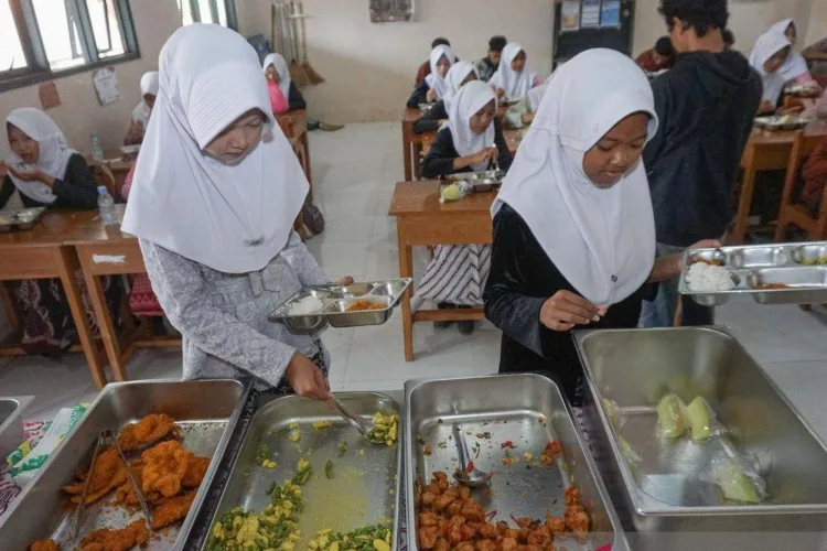 Buntut 40 Siswa di Dramaga Masuk RS, Operasional SPPG di Bogor Disetop BGN 1 Sejumlah siswa mengambil lauk pauk secara prasmanan dalam program Makan Bergizi
Gratis (MBG) di SMPN 2 Kandeman, Kabupaten Batang, Jawa Tengah, Kamis
(8/10/2026). Badan Gizi Nasional (BGN) menguji coba pengembangan model penyajian
makanan MBG melalui Satuan Pelayanan Pemenuhan Gizi (SPPG) dengan sistem
prasmanan di sekolah untuk menghadirkan makanan yang lebih hangat dan segar,
mengurangi risiko kerusakan makanan yang dapat menimbulkan gangguan kesehatan,
serta memperkuat pengalaman edukatif bagi penerima manfaat. ANTARA FOTO/LINGKAR NETWORK.