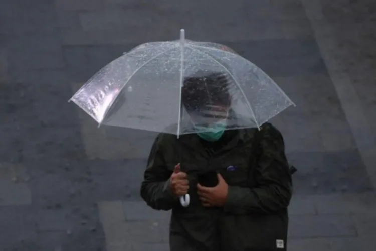 Prakiraan Cuaca Jakarta Rabu, Hujan Ringan Merata pada Siang Hari 1 Ilustrasi - Seorang warga membawa payung saat melintas di Kawasan Senayan,
Jakarta. ANTARA FOTO/Wahyu Putro A/wsj/pri.