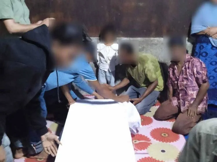 BP3MI Aceh Pulangkan Jenazah Pekerja Migran Indonesia Asal Aceh Timur dari Malaysia 1 Ketibaan jenazah pekerja migran R di rumah duka Gampong Matang Seupeng, Kecamatan Simpang Ulim, Kabupaten Aceh Timur.
