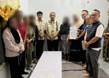 Serah terima jenazah di rumah duka di Desa Dadap, Kecamatan Juntinyuat, Kabupaten Indramayu.